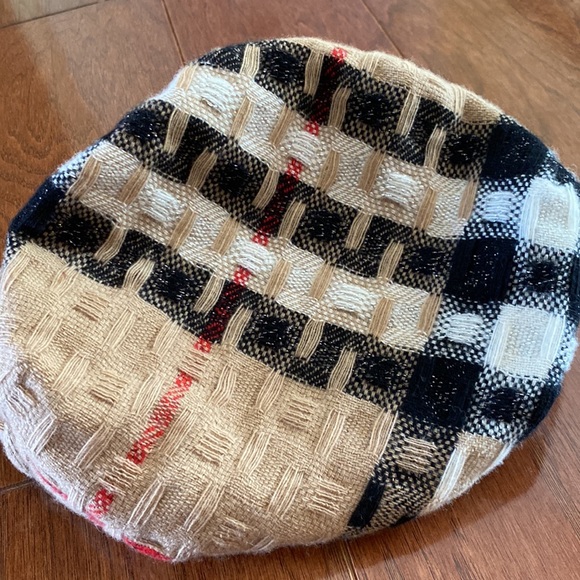 Burberry messenger cap in tan metallic. - Picture 4 of 9